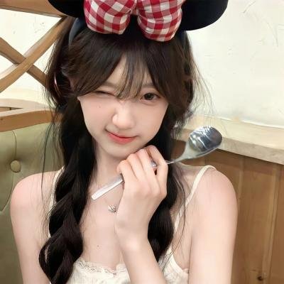 某天后之女被曝恋爱脑怒怼网友，深夜发布会现场画面流出